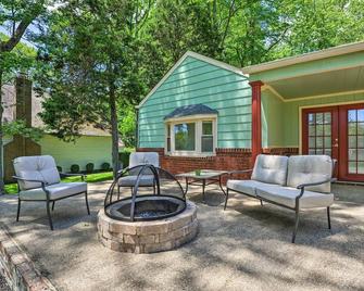 Waterfront Annapolis Home Fire Pit and Fishing Pier - Annapolis - Patio