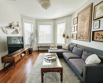 Family-friendly, stylish Chicago Apartment in Logan Square - שיקאגו - סלון