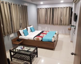 Hotel Dhruva, Solapur ( Pet Friendly ) - Solāpur - Bedroom