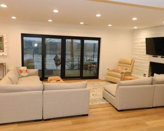 7-Bedroom Retreat with Dock on Kentucky Lake: Your Perfect Getaway Haven - Benton - Sala de estar