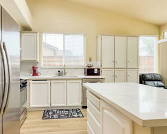 Spacious 4-bedroom 2-bathroom house in lovely Oakley with AC - Oakley - Kitchen