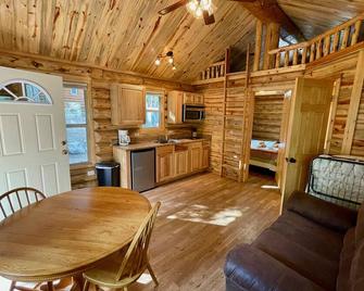 Secluded Creekside Cabins - Coaldale - Sala de estar