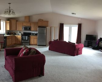 Treat yourself to water, mountain and sunset views, even while doing the dishes. - Blaine - Sala de estar