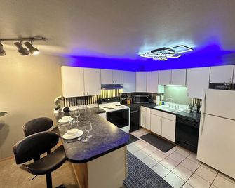 Charming 2-bedroom townhome in lovely Fort Morgan with AC, WiFi - Fort Morgan - Kitchen