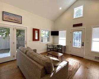 G.F. Wiard Cottage- New Tiny Home, Walk to historic Downtown Cody, Pet Friendly, Private Yard - Cody - Living room