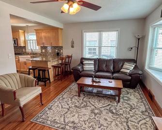 Lake City Lakeshore Home - Lake City - Living room