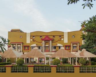 Oyo 24547 Hotel Vishwas Bar And Club Resort - Dewas - Building