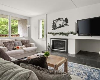 Bridges Circle condo - Warren - Living room