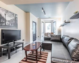 Modern Urban King West 4 Bedroom With 2 Parking - Toronto - Living room