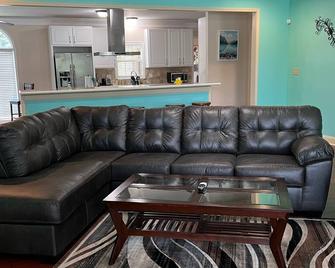 Family get away, pet friendly,fishing, boating and fun, - Milledgeville - Living room