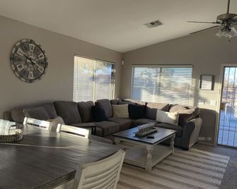 Gorgeous Desert Getaway With Heated Pool Near The Duke Golf Course - Maricopa - Sala de estar