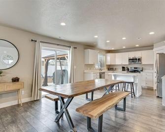 Terrific 5-bedroom house in Springville with Mountain Views! - Springville - Kitchen