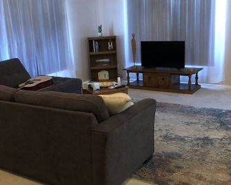 Cool Getaway Near Arizona Recreation - Kingman - Living room