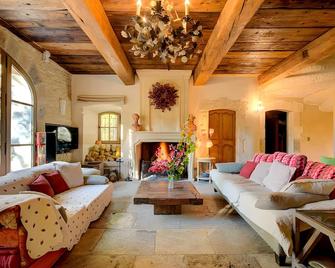 Mas Des Cigales et Roulotte Lambesc - Lambesc - Salon