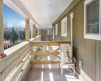 The Lake View Outside Traverse City\nSleeps 4, Sleeping Bear Dunes short drive - Interlochen - 陽台