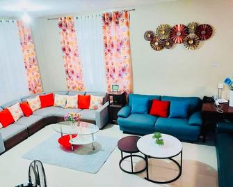 JimmyDi Sweet Home- With swimming pool, close to everything-12 min to the beach. - Daet - Living room
