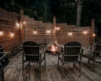 Bring the Pups! Cozy Oaks Barndominium with Hot Tub & Fire Pit - Nashville - Patio