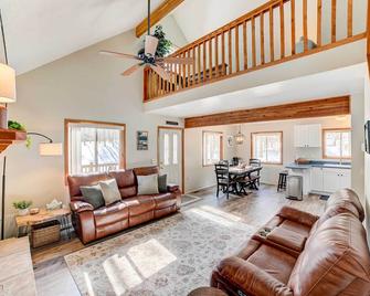 Roscommon Retreat with Deck about 1 Mile to Higgins Lake - Roscommon - Sala de estar