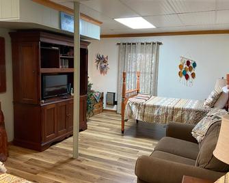 Angler's Den~Kerr Lake Life! Lake Front, Kayaks & Boat Dock - Henderson - Slaapkamer