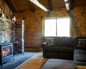 Log Cabin with Hot Tub, Sauna, Private Pond, 23 acres -- 4.6 mi to Bethel Woods - Cochecton - Sala de estar