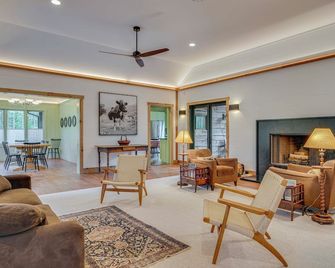 Riverfront Hideaway in Keene Walk to Town! - Keene - Sala de estar