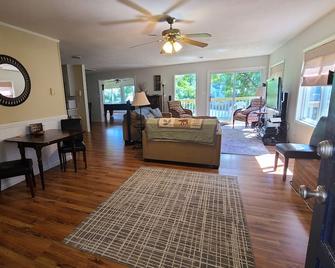 Discounts throughout Jan & Feb!\nLakefront On A Quiet Cove At Claytor Lake - Dublin - Living room