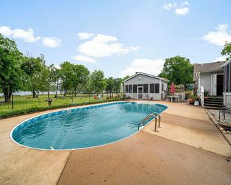 Lakefront Tiny Farm House, with pool, on quiet Lake Hudson - Pryor - Pool