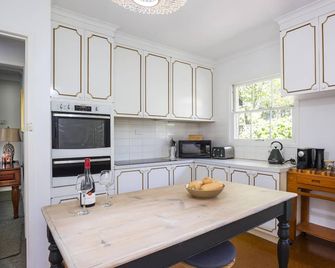 Cartref, Vintage Welsh Charm Meets Modern Comfort - Mount Dandenong - Kitchen