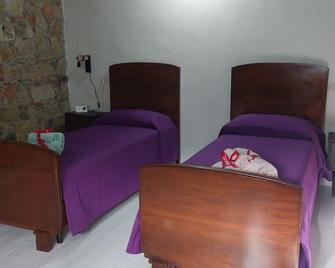 5 minutes from the sea Out of the hustle and bustle of town in the village everything is within walking distance - San Vito - Camera da letto