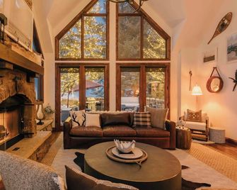 Charming Mountain Home by Invitedhome | Hike, Bike, Hot Tub, Summer Patio, Bbq - Avon - Pokój dzienny