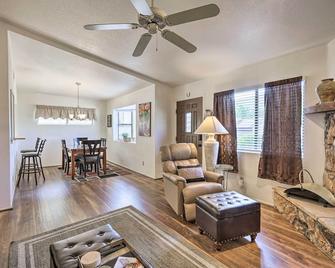 16 Mi to Red Rock State Park Sedona Condo! - Sedona - Wohnzimmer