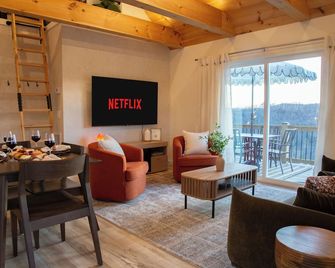 Secluded Spa Cabin: Hot Tub, Sauna, Cold Plunge & Views - Marble Falls - Living room