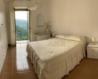 Cozy, comfortable, surrounded by greenery in the historic center - Stella Cilento - Habitación
