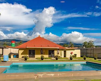 Highlander Hotel - Mount Hagen - Pool