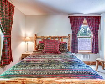 Classic mountain cabin in the woods - just steps from the river - Cle Elum - Bedroom