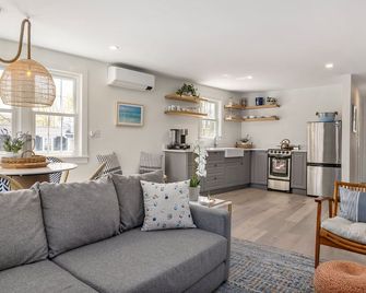 Twenty Shore - 1 Surf Suite - Ogunquit - Living room