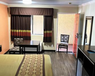 Rivera Inn & Suites Motel - Pico Rivera - Pokój dzienny