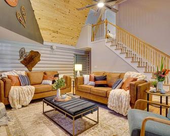 Welcome to The Alpine Luxury Cabin in the City - Duluth - Living room