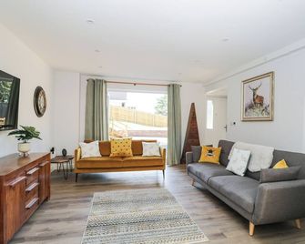 Stag Cottage - Poole - Living room