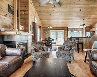 Fireflies and Moonshine - Gatlinburg - Huiskamer