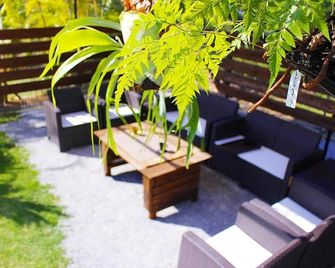 Nangoku Lodge Booya - Onna - Innenhof