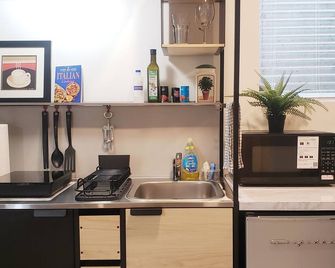Spotless Basement Suite Near Lec | 2 Beds | Private Entrance | Free Parking - Langley Township - Kitchen