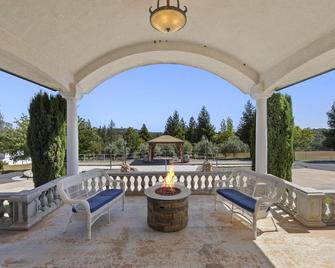 82 acre Mountain Retreat w/ Pool & Spa near Yosemite sleeps 14 - Sonora - Patio