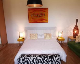 Stone house, swimming pool, garden, terrace and arbour. terraces. - Pomport - Bedroom