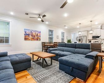 5BR w Pool - Great for Families - Near Everything - New Orleans - Huiskamer