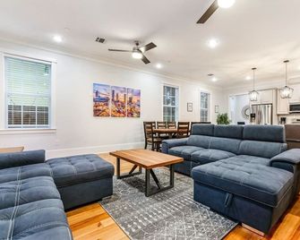 5BR w Pool - Great for Families - Near Everything - New Orleans - Living room