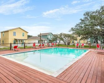 3 bedroom 2 bath cottage - pet friendly - community pool - Rockport - Pool