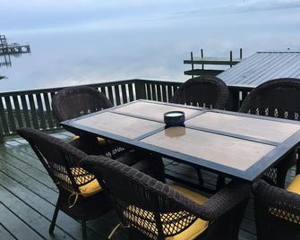 Cayuga Lake waterfront property sleeps 85+ on 4 acres! - Trumansburg - Balcony