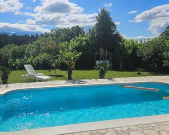 Beautiful Home in Hrvace With Wifi and 3 Bedrooms - Hrvace - Pool