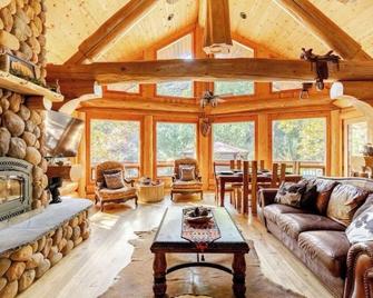 \'Elegant House - Hot Tub Retreat On The Bridge\' - El Cajon - Living room